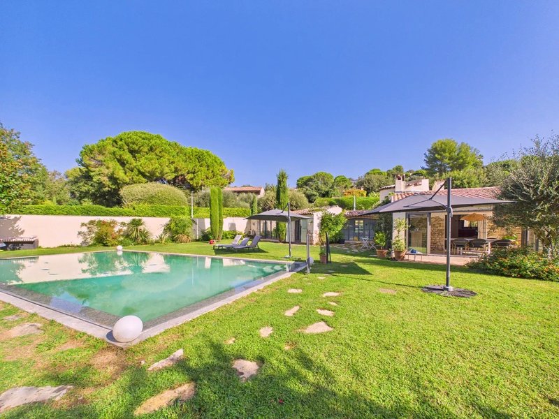 Piscine et pool house avec cuisine d’été