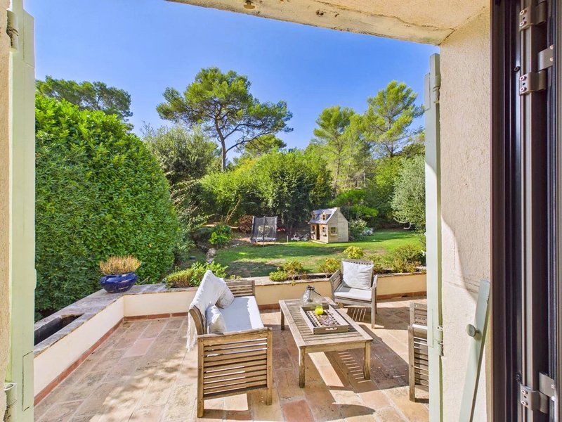 Terrasse avec vue dégagée sur la vallée