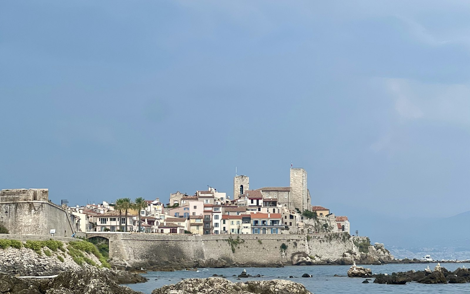 Vieille ville fortifiée au bord de la Méditerranée, sur la Côte d’Azur