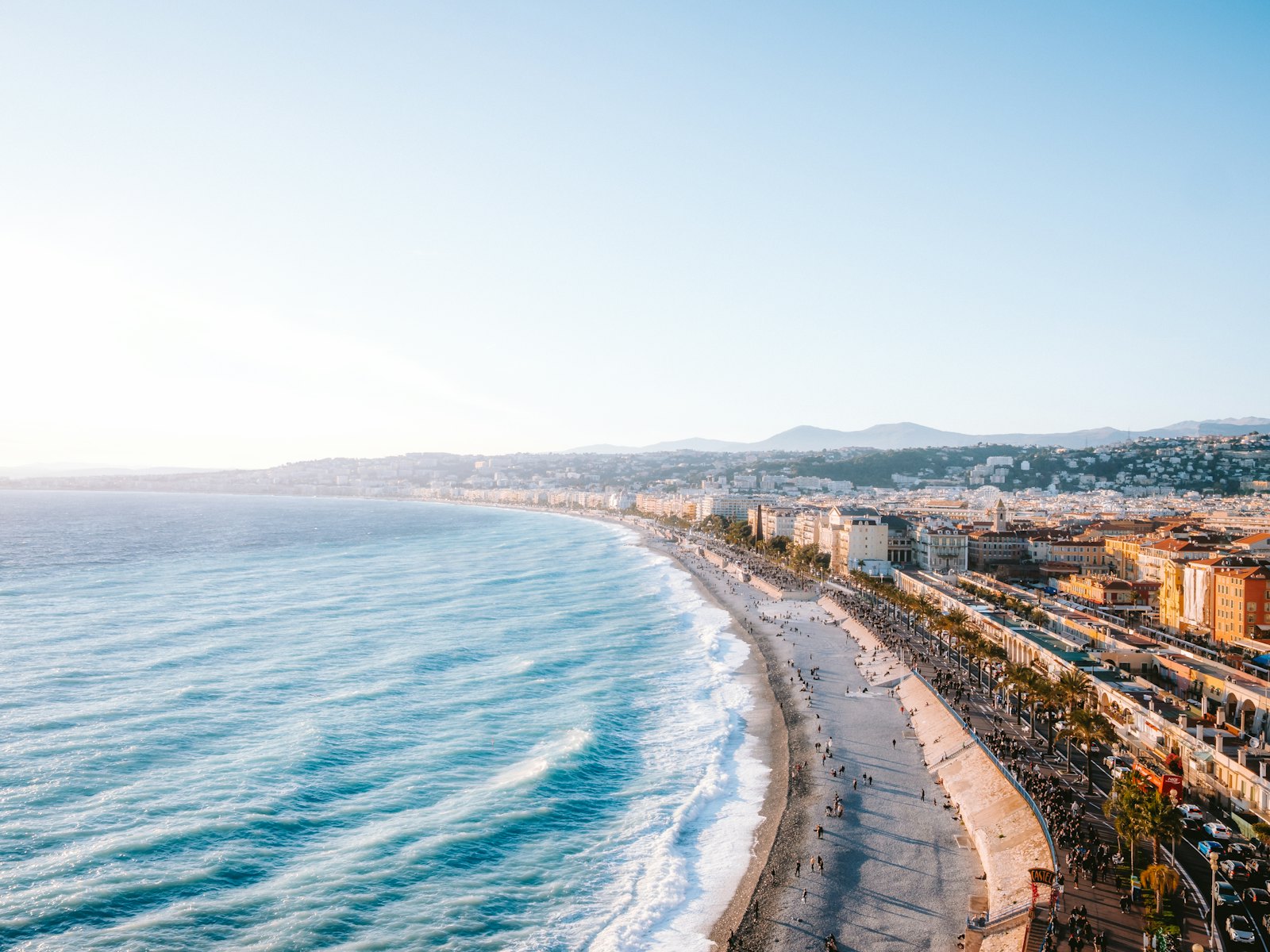 La Baie des Anges et la promenade vues depuis la colline du Château, à Nice